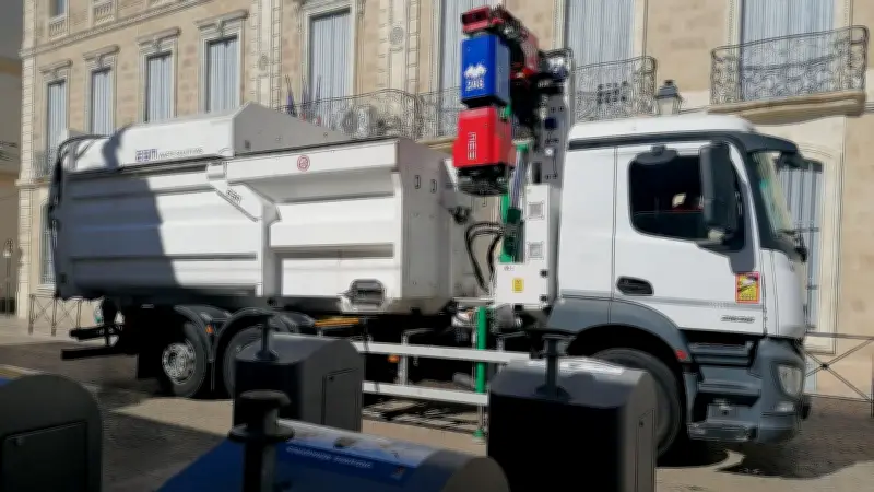 À Béziers, un camion-poubelle robotisé révolutionne la collecte des déchets