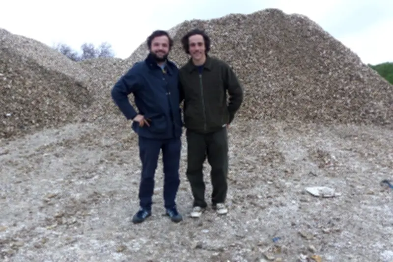 CalX transforme les coquilles d'huîtres en béton marin écologique à Gujan-Mestras
