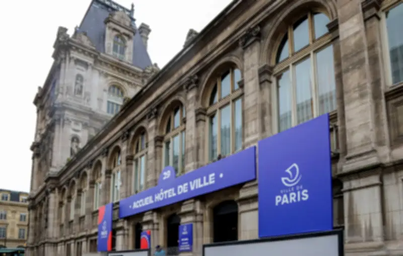 Campement de familles mal logées devant l'Hôtel de Ville de Paris pour réclamer un toit décent