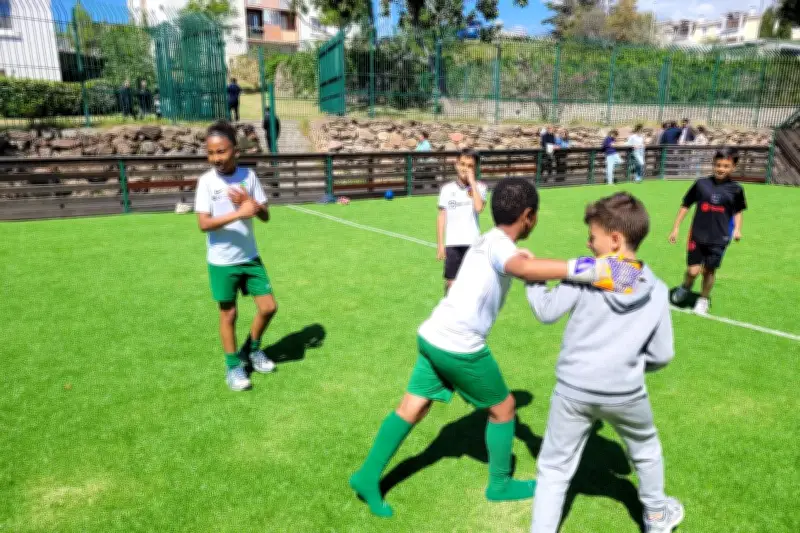 Cannes : le city stade rénové du Riou, entre enthousiasme des jeunes et inquiétudes sécuritaires