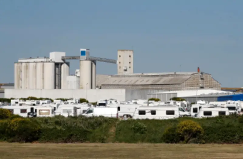 Caravanes à Chef-de-Baie : déplacement sur le port de pêche et branchement électrique sécurisé