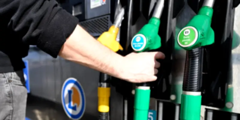 Carburant : le SP95 dépasse 2 euros le litre, le débat fiscal s'intensifie
