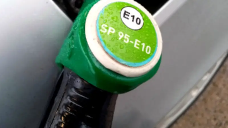 Carburants : le SP95-E10 franchit la barre des 2 euros le litre en France