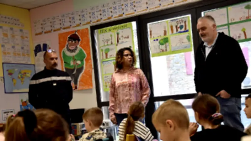 À Cardet, les écoliers reçoivent un livret pédagogique sur les pompiers et leurs gestes de sécurité