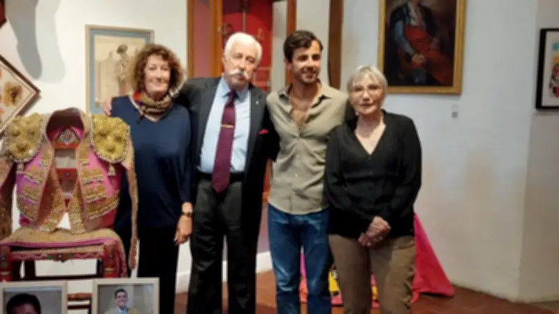 Carlos Olsina offre son premier habit de lumière au Musée taurin de Béziers
