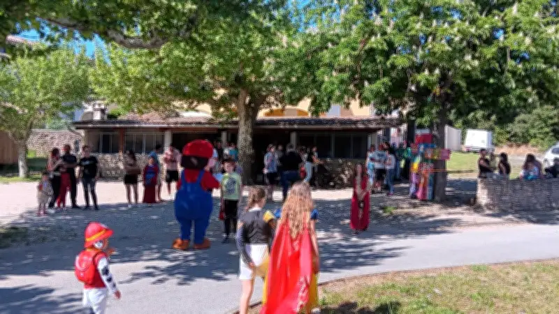 Carnaval de l'école Nadal : défilé et vente de brioches réussis