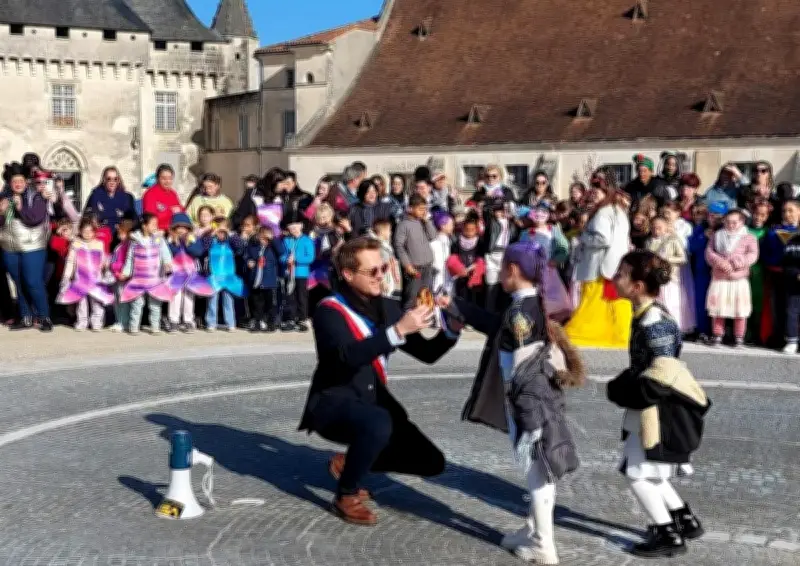 Carnaval des écoles à Barbezieux : des centaines d'élèves défilent et brûlent Monsieur Carnaval