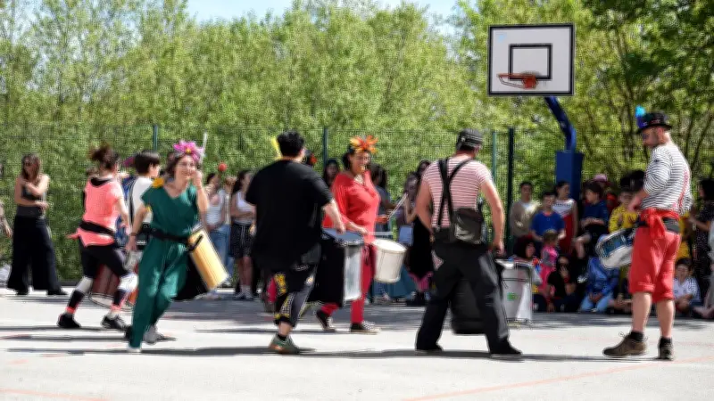 Carnaval des écoles à Génolhac : une fête brésilienne réussie avec la batucada Santu Dem