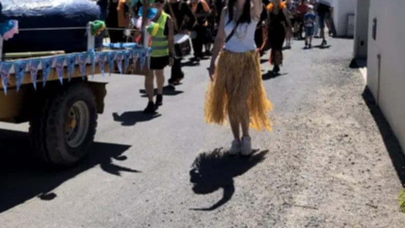 Carnaval ensoleillé à Plaissan : percussions brésiliennes et mascotte Stitch illuminent la fête