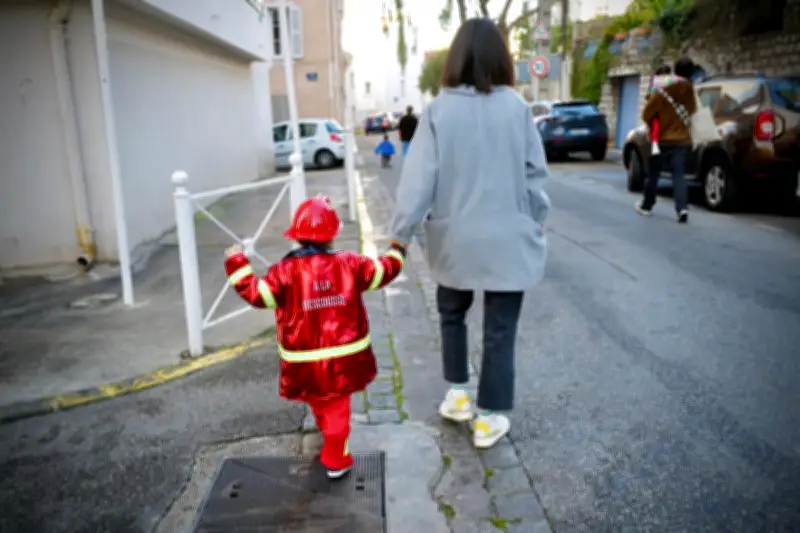 Carnaval à l'école : une fille en pompier bouscule les stéréotypes genrés