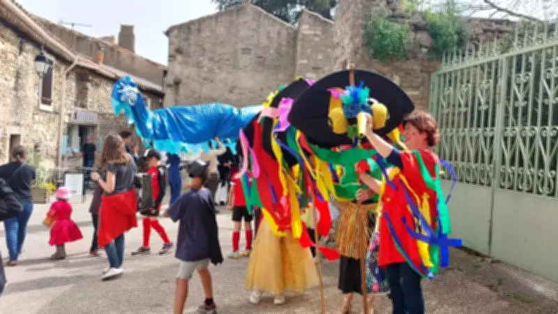 Carnaval à Minerve : les enfants et leurs créations géantes illuminent les rues