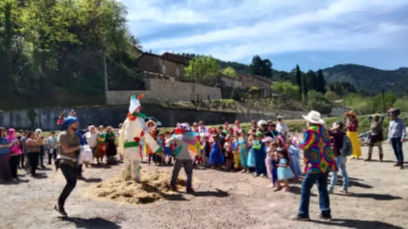 Carnaval à Rochessadoule : le brûlage symbolique au-dessus du 'fameux trou'