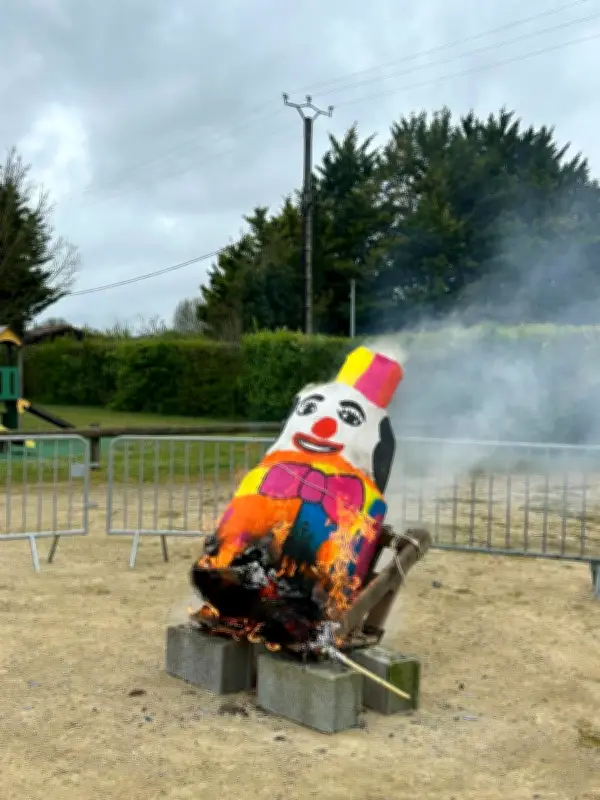 Carnaval à Saint-Saturnin-du-Bois : une fête intergénérationnelle réussie