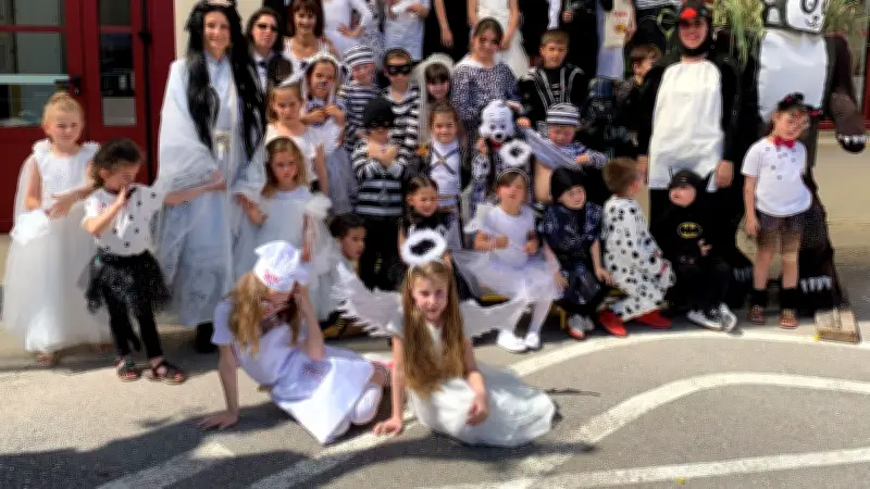 Carnaval scolaire à Poilhes : un défilé en noir et blanc réunit familles et écoliers