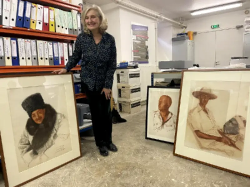 Carole Haardt de la Baume, experte d'Iacovleff, visite l'exposition à Saint-Jean-d'Angély