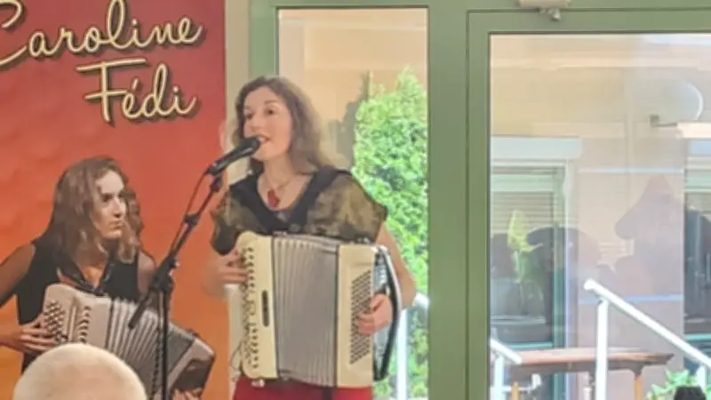 Caroline Fédi enchante l'Ehpad de Lodève avec son accordéon et sa voix