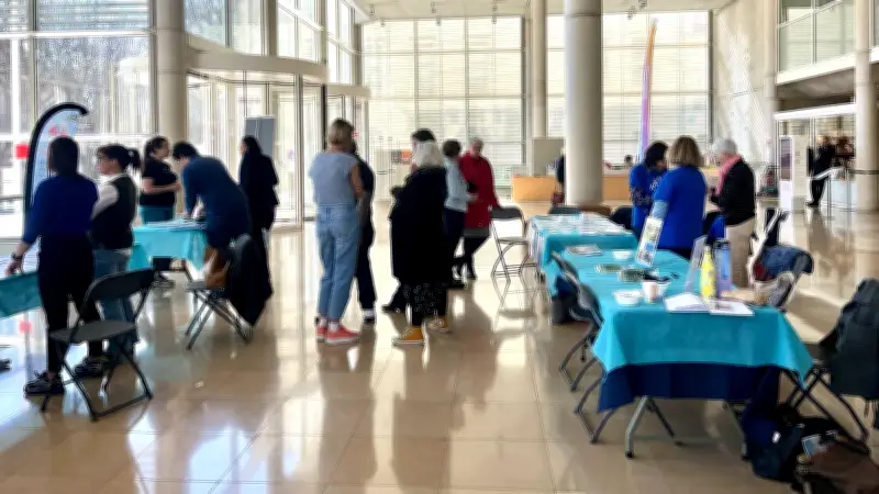 Carré d'Art de Nîmes s'illumine en bleu pour la Journée mondiale de l'autisme