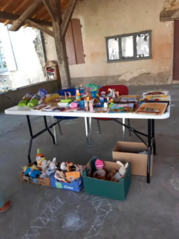 À Castelmoron-d’Albret, une chasse aux œufs de Pâques originale échange œufs contre livres et chocolats