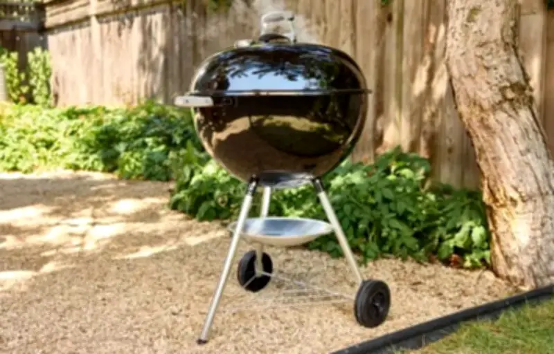 Cdiscount propose -30€ sur le barbecue Weber à charbon, idéal pour les repas d'été