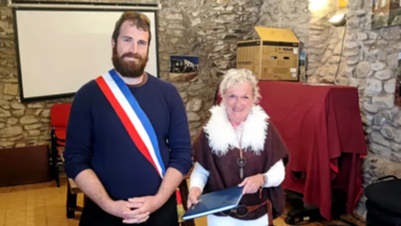 Celles : Joëlle Goudal passe l'écharpe tricolore à Tom Brière après 31 ans de mandat