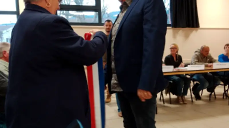 Chamborigaud : Christophe Bonnefoy élu maire, sa mère lui remet l'écharpe tricolore
