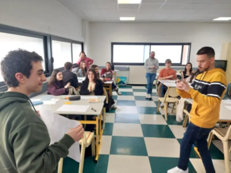 Échange Erasmus + : Des lycéens explorent la mémoire des réfugiés espagnols avec l'auteur Alfonso Zapico