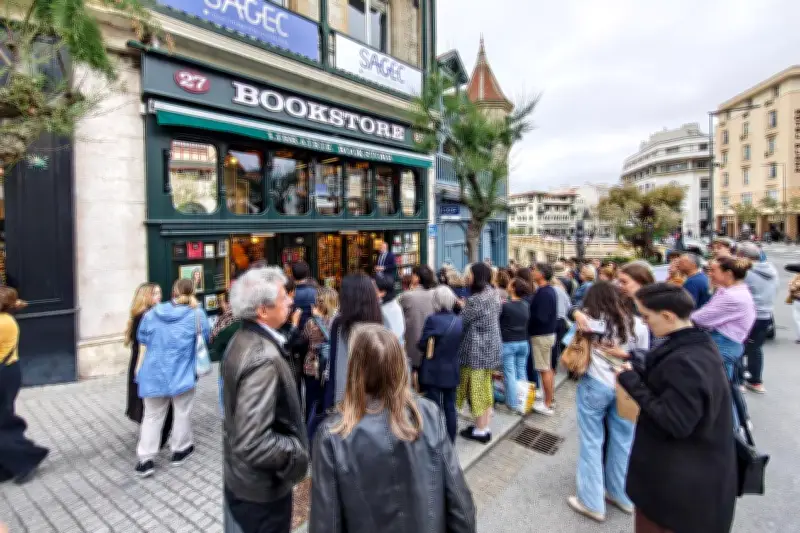 Charlotte Casiraghi dédicace son livre «La fêlure» à Biarritz avant le défilé Chanel