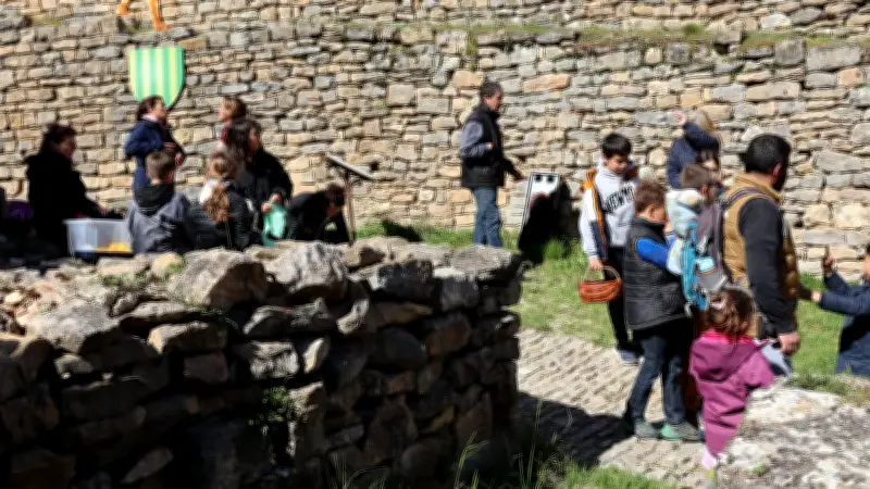 Chasse aux œufs au château de Peyrelade : une animation familiale pendant les vacances