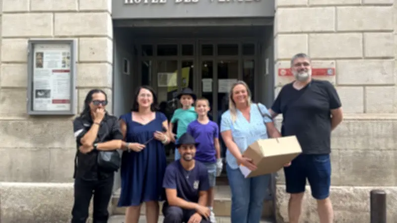 Chaussette de Michael Jackson vendue 7 700 € à Nîmes en 2025