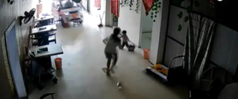 Chine : une fillette de 11 ans sauve sa sœur d'une voiture folle