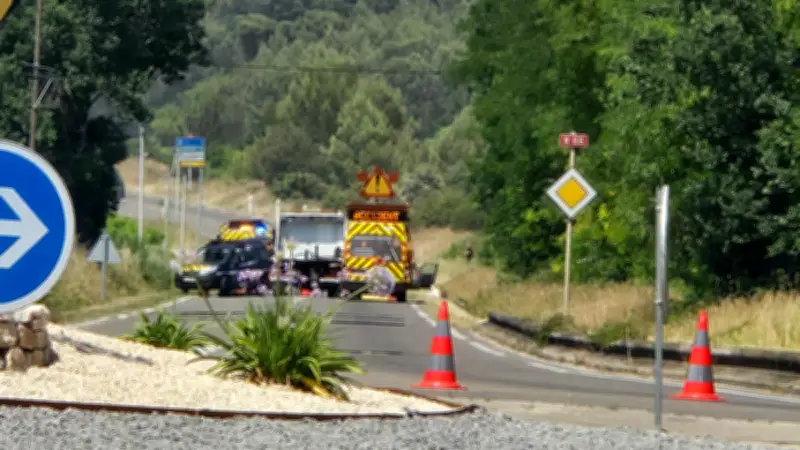 Choc frontal dans le Gard: trois blessés graves, route coupée