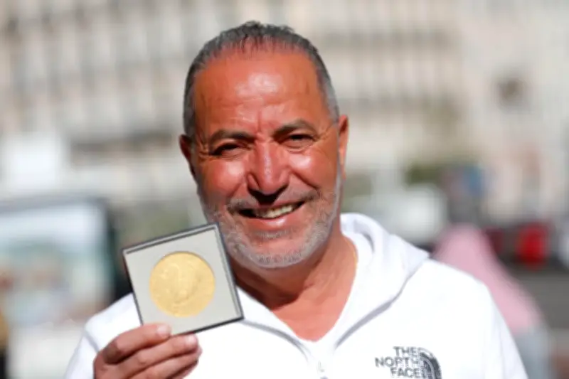Chokri Oueslati, figure du bénévolat toulonnais, reçoit une médaille d'or