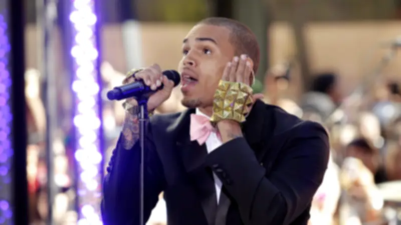 Chris Brown inculpé pour agression dans une boîte de nuit londonienne