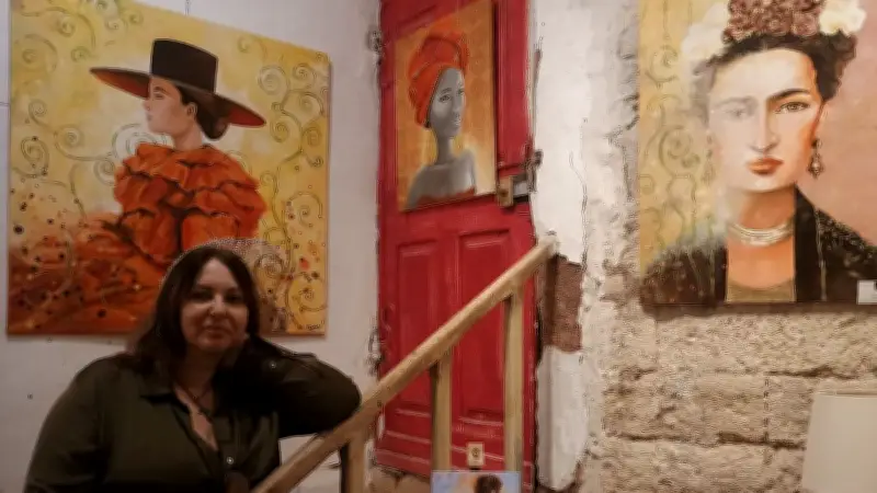 Chrystine Mounié anime la rue Canabasserie à Pézenas avec son atelier-galerie