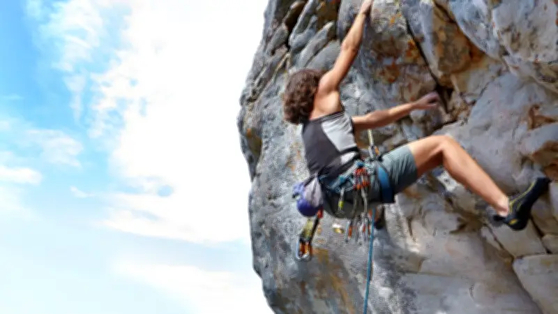 Chute de pierres mortelle à Montserrat : un grimpeur décède, une femme en état critique