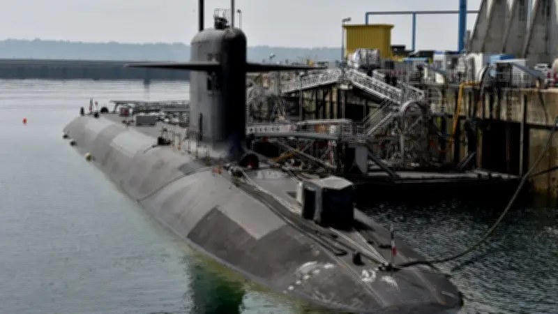 Cinq drones survolent la base nucléaire de l'Île Longue : "Nous sommes en préguerre"
