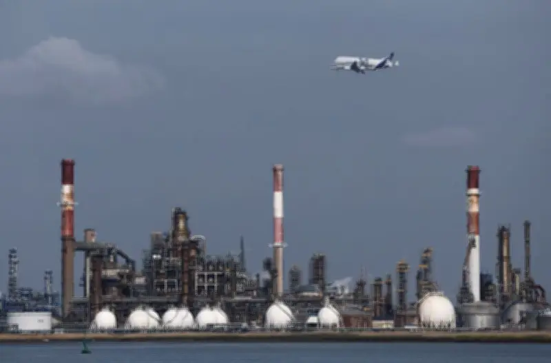 Cinq pays de l'UE, sans la France, demandent une taxe sur les superprofits pétroliers