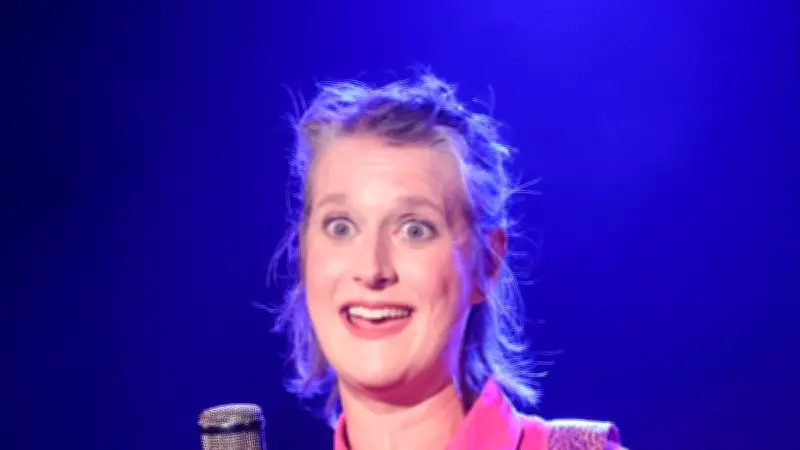 Claire Méchin illumine la Bergerie avec son seul-en-scène féministe et musical