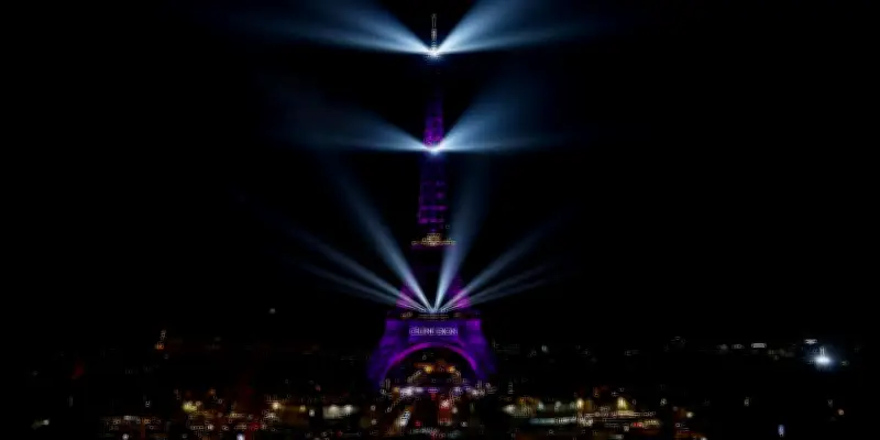 Céline Dion à Paris : la ville transformée en produit dérivé des méga-concerts