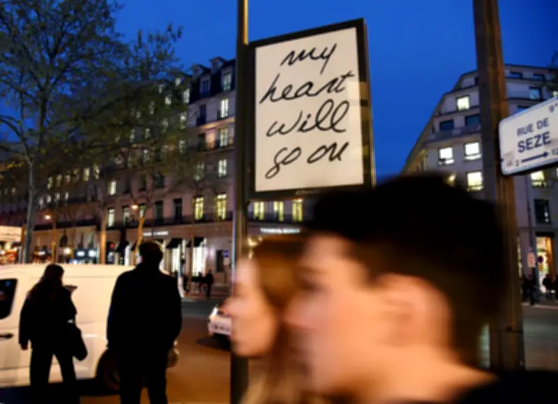 Céline Dion à Paris : les médias doivent-ils servir la soupe au show-biz ?