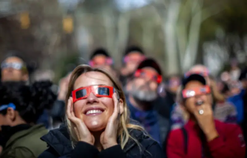 Éclipse solaire du 12 août : un spectacle à ne pas regarder sans protection adaptée