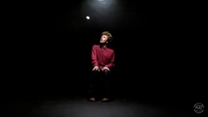 Éclipse : un solo clownesque entre ombre et lumière à Sévérac