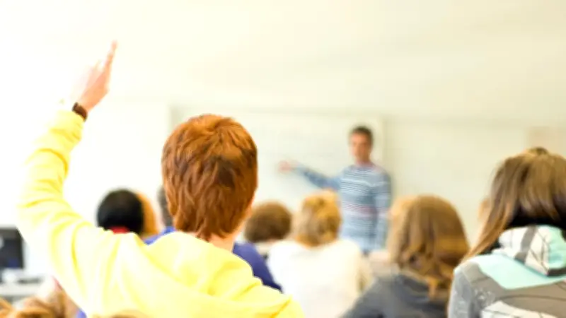 Collégien jugé en juin pour avoir frappé son professeur et un agent