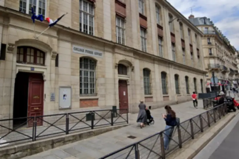 Collégien parisien blessé après une chute du deuxième étage de son établissement