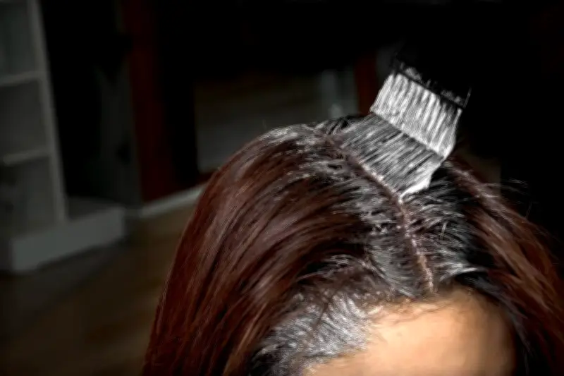 Colorations capillaires : l'Anses alerte sur des réactions allergiques graves