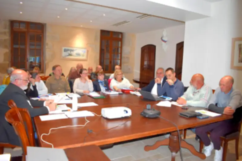 Conseil municipal d'Ampus : indemnités votées, budget en baisse, taxes stables