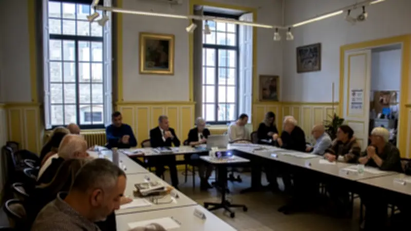 Conseil municipal dense : gestion, social et projets d'avenir pour la commune
