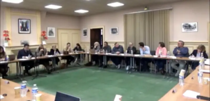 Conseil municipal : maintien des classes et débat houleux sur les indemnités