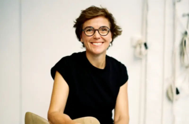 Constance Guisset signe 'Fleur de peau', un roman sur une fleuriste contaminée par les pesticides