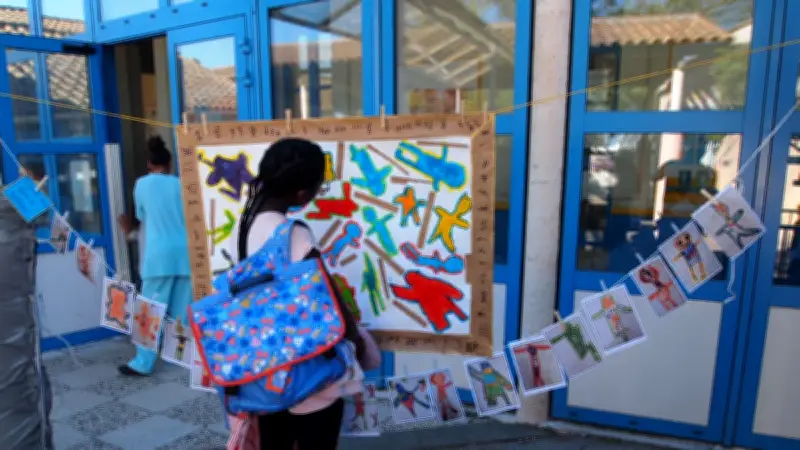 Cournonsec : La Grande Lessive transforme l'école en galerie d'art éphémère